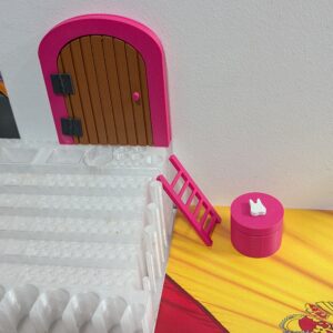Detalle de puerta infantil roja para el Ratoncito Pérez